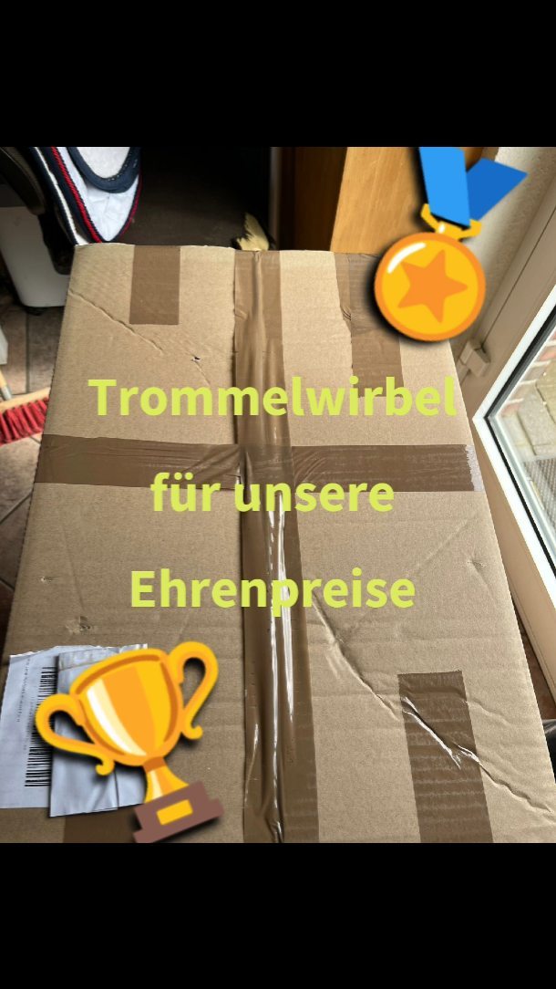 *Unboxing* Schleifen und Ehrenpreise 
Das Geheimnis zu den extra für das Rasenchampionat designten Schleifen und Ehrenpreise ist nun gelüftet. 
Die Spannung steigt bis sie am Samstag morgen das erste Mal an Sieger und Platzierte der Rasenchampionatsserie übereben werden. 
Ohne die tollen Sponsoren wäre das alles natürlich nicht möglich. Dafür sagen wir noch einmal vielen vielen Dank!
@vobaanderniers
Manfred Keysers-Vogelsangshof
@deutsche_saatveredelung_ag
@keppelnerspringfestival
@tuenglerhof 
@kerstenarealmaschinengmbh 

#rasenchampionat2024 
#gemeinsamfürgrün 
#ehrenpreise
#dercountdownläuft

@rfv_praest_ev 
@reiterverein_seydlitz_kalkar 
@rvgrafvonschmettowweeze 
@rvlohengrinhau 
@rv_sevelen 
@rufv_rheurdt1892 
@rv_von_lutzow_emmerich 
@rufv_st.georg_haldern 
@rufv.toenisberg.schaephuysen 
@rvaldekerk 
@rvwetten 
@rufv_asperdenkessel